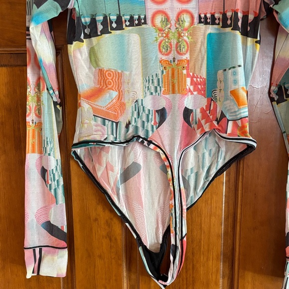 SKIMS Colorful Abstract Long Sleeve Bodysuit - Picture 13 of 13